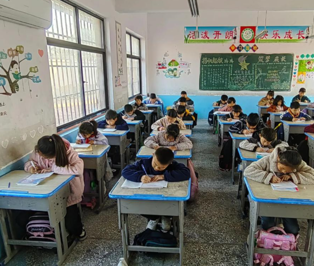 将教育定性为公共服务是对教育功能的精准定位更是对民生需求的深入回应 将教育定性为公共服务是对教育功能的精准定位更是对民生需求的深入回应